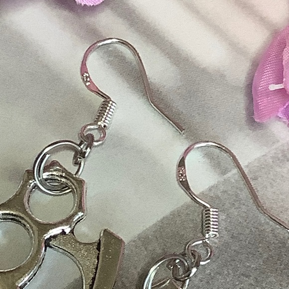 🍒 BRASS KNUCKLE EARRINGS SILVER 925 PUNK ROCK ROCKER EMO ROCKER COOL HIP - Picture 3 of 8